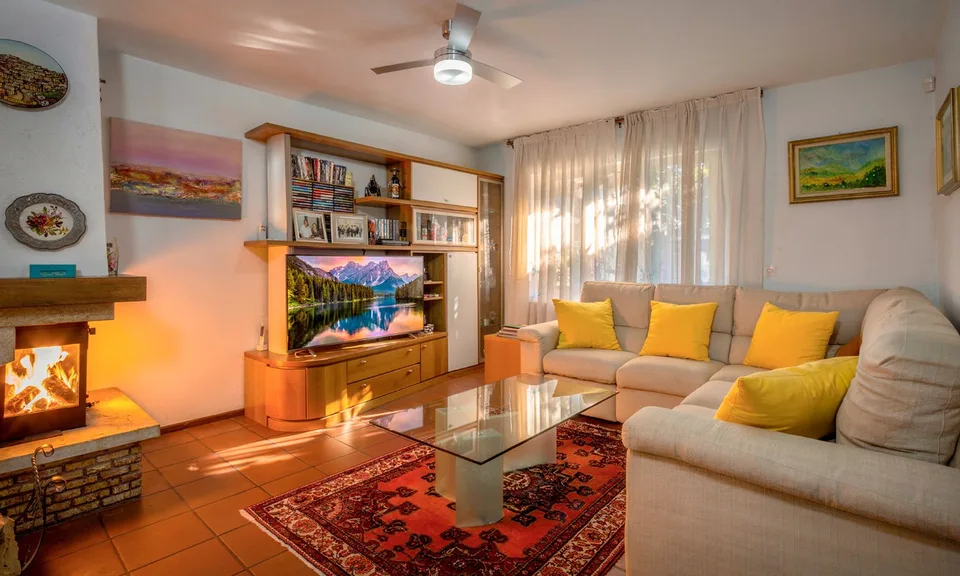 Elegantes und helles 7.5-Zimmer-Haus mit Garten in Agno