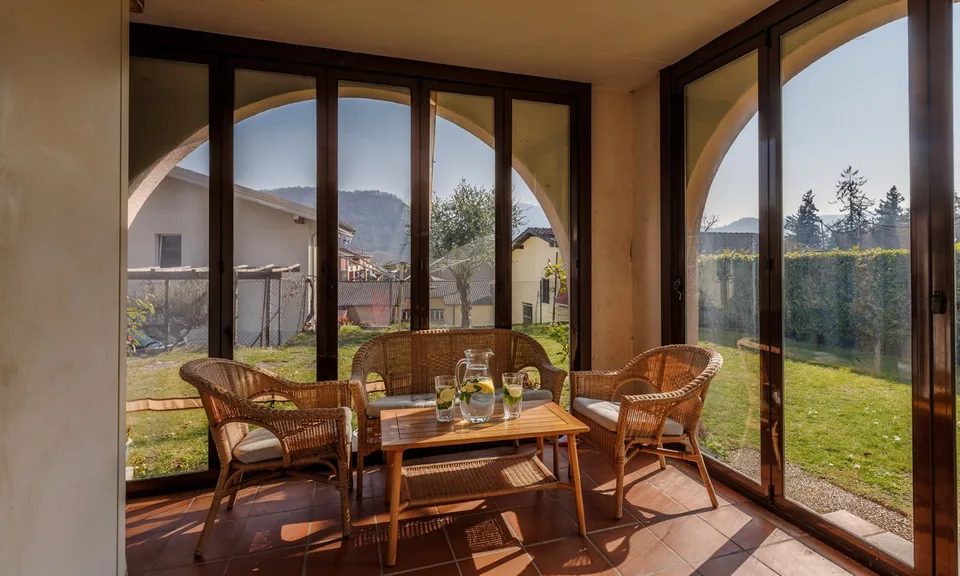 Elegantes und helles 7.5-Zimmer-Haus mit Garten in Agno