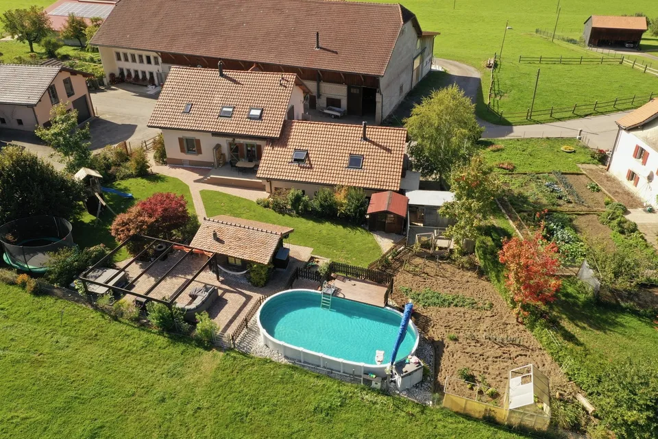 Villa de 6,5 pièces, grand jardin, piscine,...