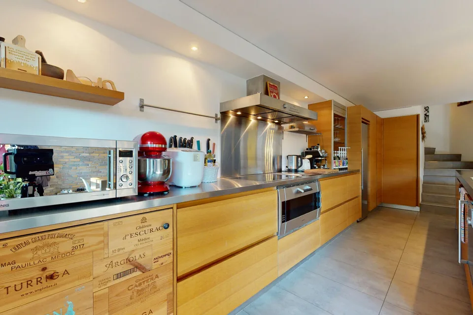 Magnificent renovated farm with 3 apartments and a stable