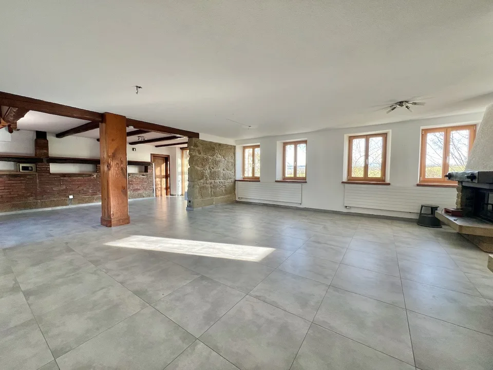 Fattoria trasformata in 2 ampi appartamenti