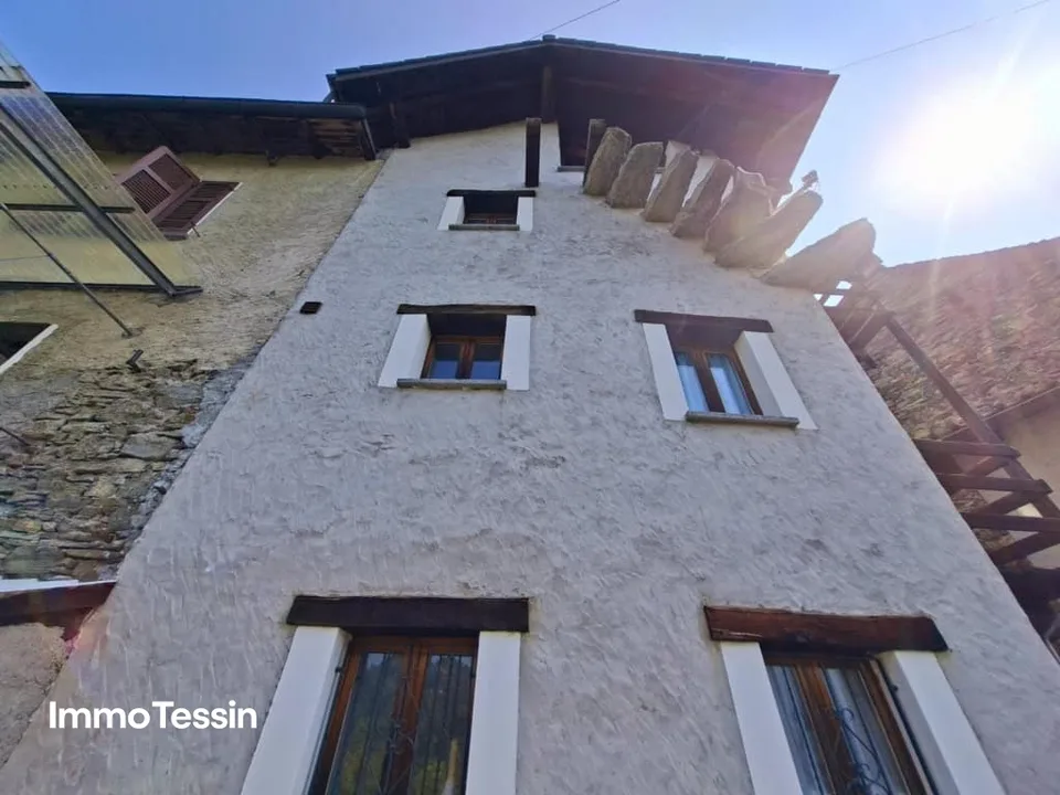 GELEGENHEIT: Charmantes Tessiner Haus mit Charakter und einzigartiger Weitsicht über die Magadinoebene an begehrter Lage in Agarone