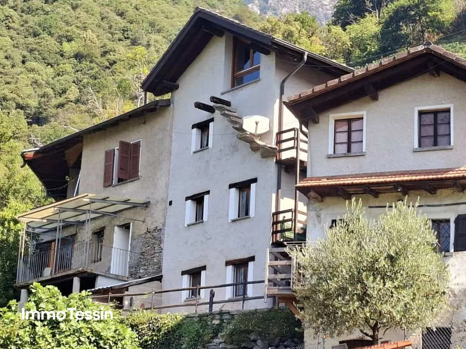GELEGENHEIT: Charmantes Tessiner Haus mit Charakter und einzigartiger Weitsicht über die Magadinoebene an begehrter Lage in Agarone