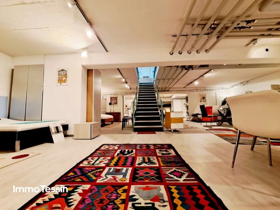 Showroom 363 m2 in posizione privilegiata a Losone, opportunità eccezionale, spazio commerciale moderno e versatile