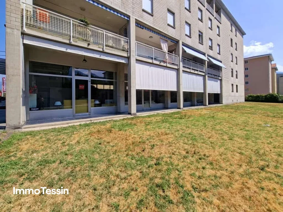 Showroom 363 m2 in posizione privilegiata a Losone, opportunità eccezionale, spazio commerciale moderno e versatile