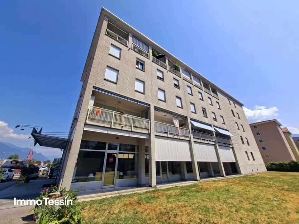 Showroom 363 m2 in posizione privilegiata a Losone, opportunità eccezionale, spazio commerciale moderno e versatile