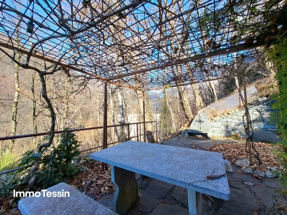 Paradies in der Nähe des Verzasca-Stausees mit wunderschöner Weitsicht bis zum Lago Maggiore
