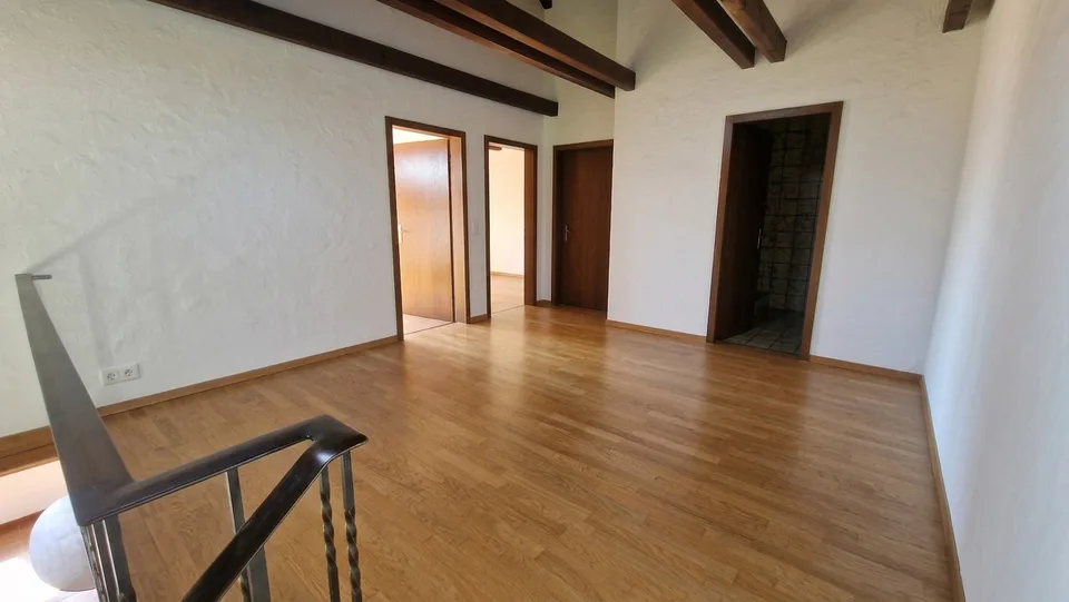 Charmante 5.5-Zimmer-Doppeleinfamilienhaushälfte im Landhausstil mit vielseitigen Nutzungsmöglichkeiten