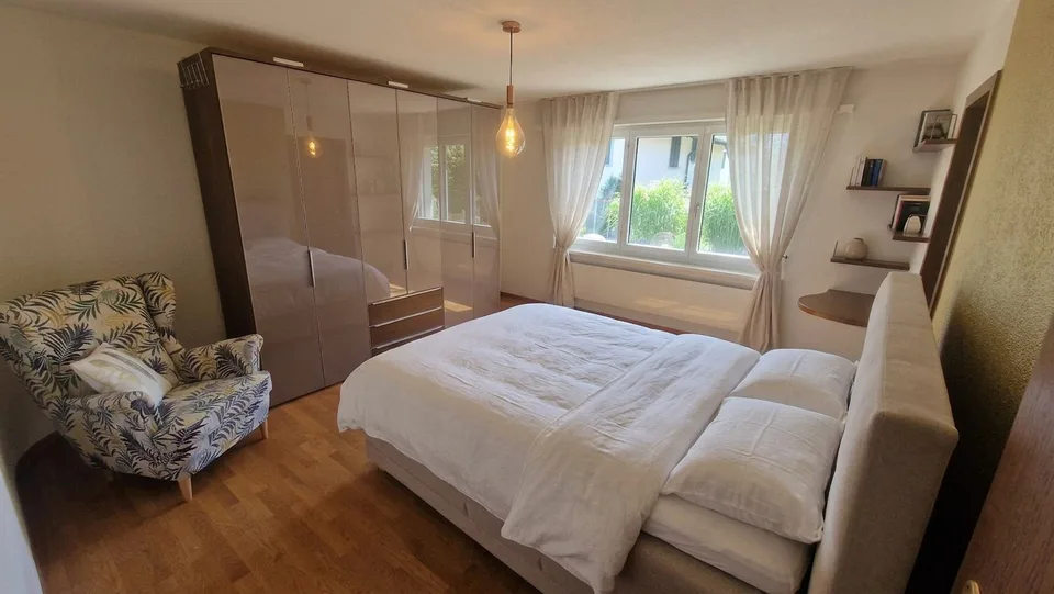 Charmante 5.5-Zimmer-Doppeleinfamilienhaushälfte im Landhausstil mit vielseitigen Nutzungsmöglichkeiten