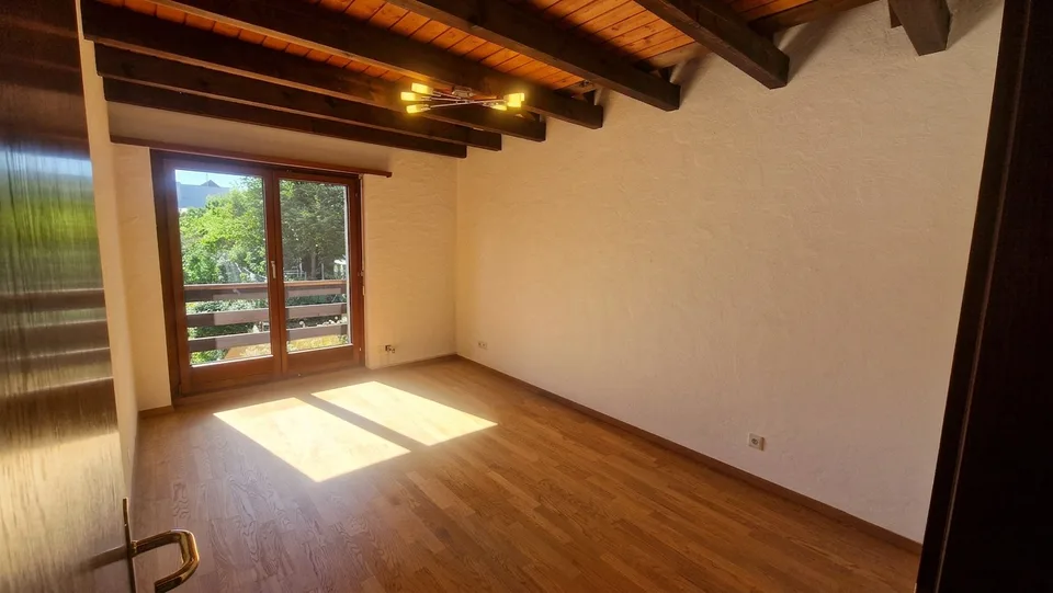 Charmante 5.5-Zimmer-Doppeleinfamilienhaushälfte im Landhausstil mit vielseitigen Nutzungsmöglichkeiten