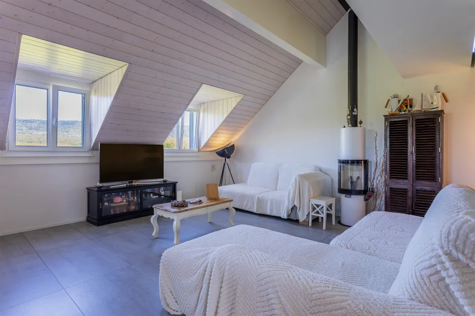 A CUARNENS, ATTIKAWOHNUNG 5.5 ZIMMER MIT MEZZANIN VON 200 M2 FÜR FAMILIE