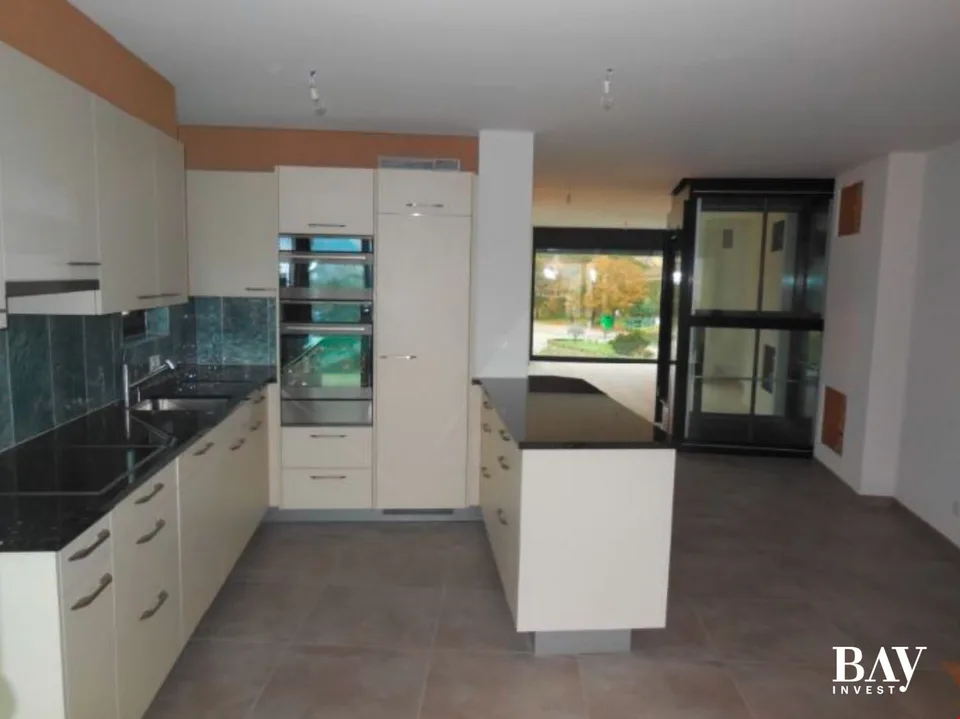 Triplex con ascensore privato in un ambiente bellissimo. Esecuzione secondo i desideri dell'inquilino