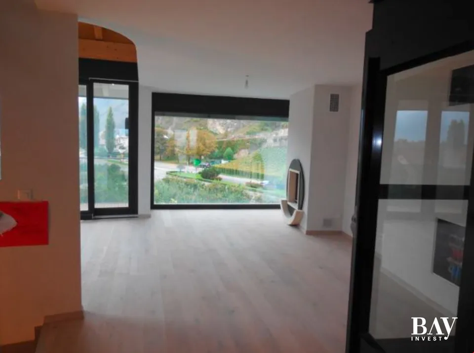 Triplex con ascensore privato in un ambiente bellissimo. Esecuzione secondo i desideri dell'inquilino