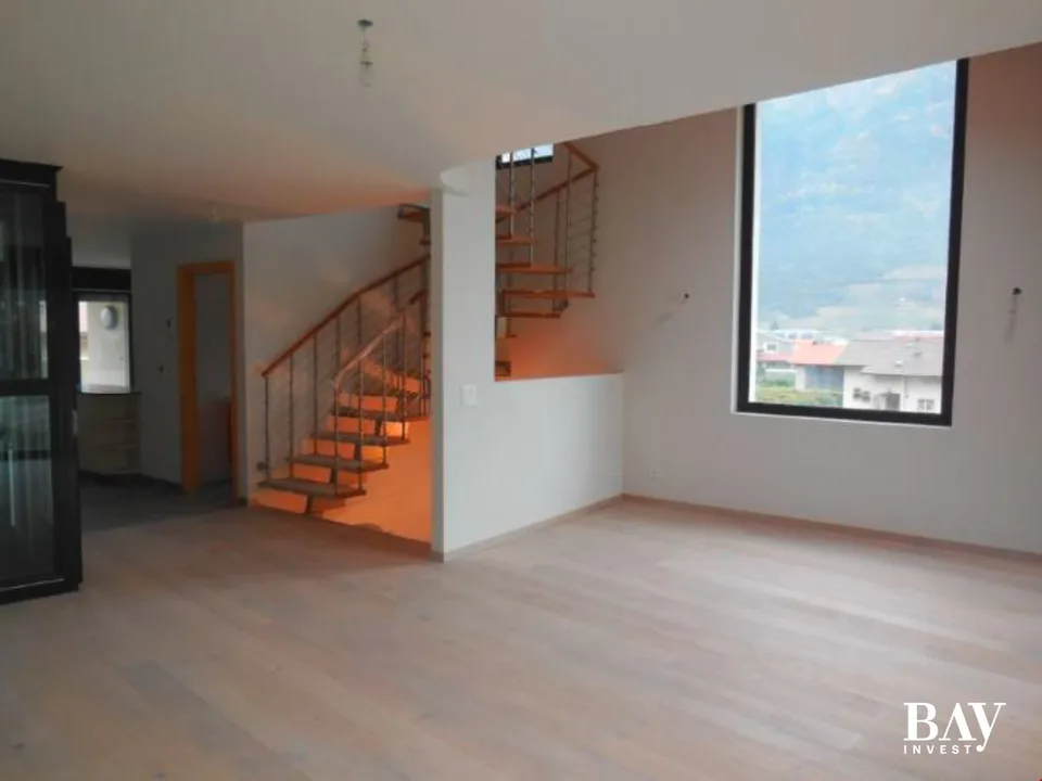 Triplex con ascensore privato in un ambiente bellissimo. Esecuzione secondo i desideri dell'inquilino