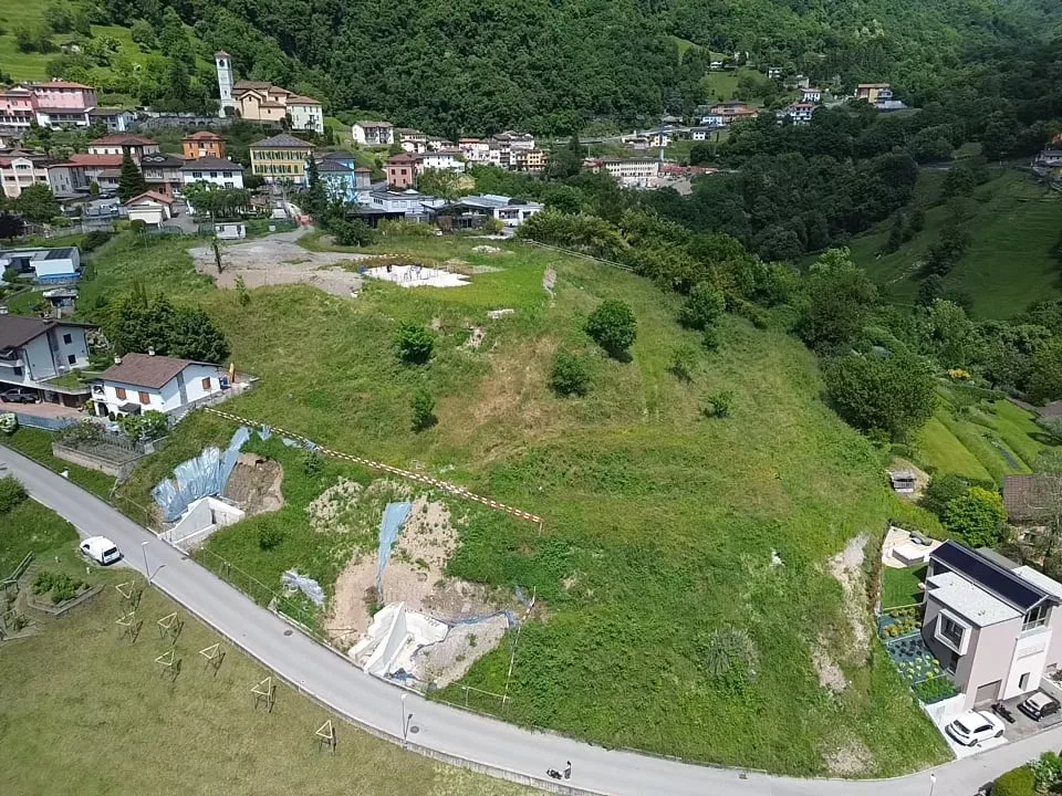 Terreno edificabile con licenza per 4 case unifamiliari ad Arogno