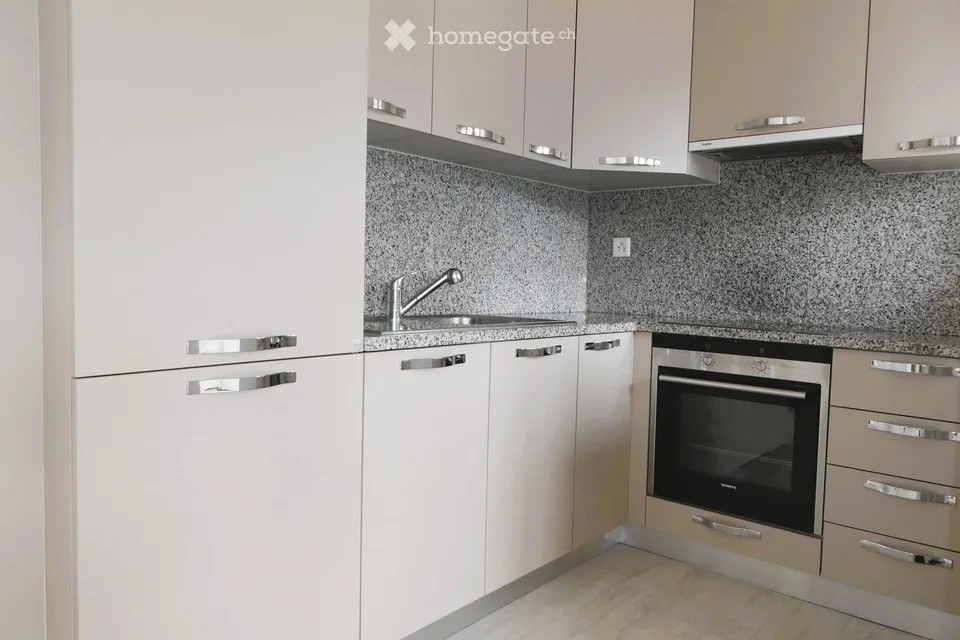 Luminoso appartamento di 5 locali con vista panoramica a Insone