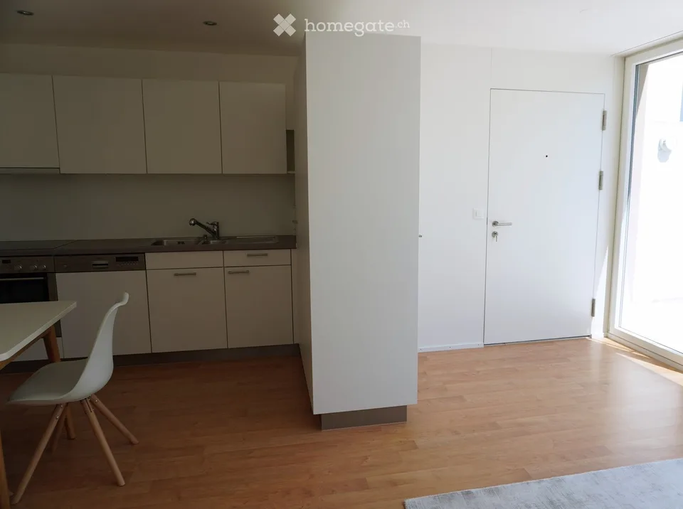 Moderne 2.5-Zimmer-Wohnung mit separatem Eingang, eigenem Gartensitzplatz und Parkplatz