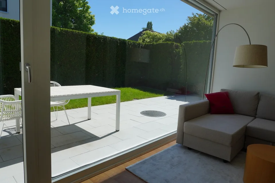 Moderne 2.5-Zimmer-Wohnung mit separatem Eingang, eigenem Gartensitzplatz und Parkplatz