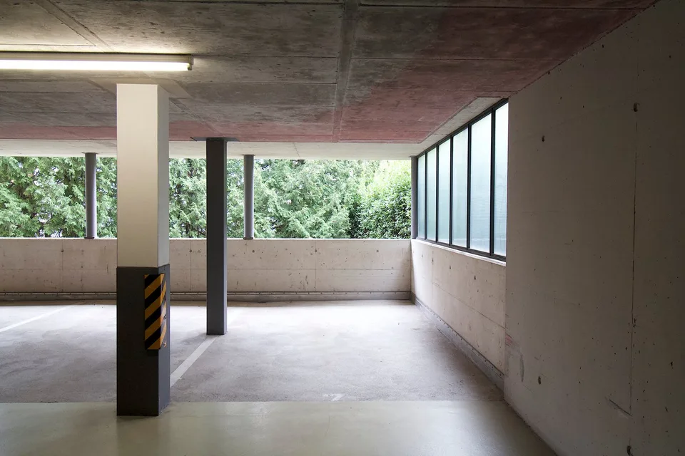 Parking dans le quartier de la gare FFS-Lugano, Clinique Moncucco et Studio Radio RSI