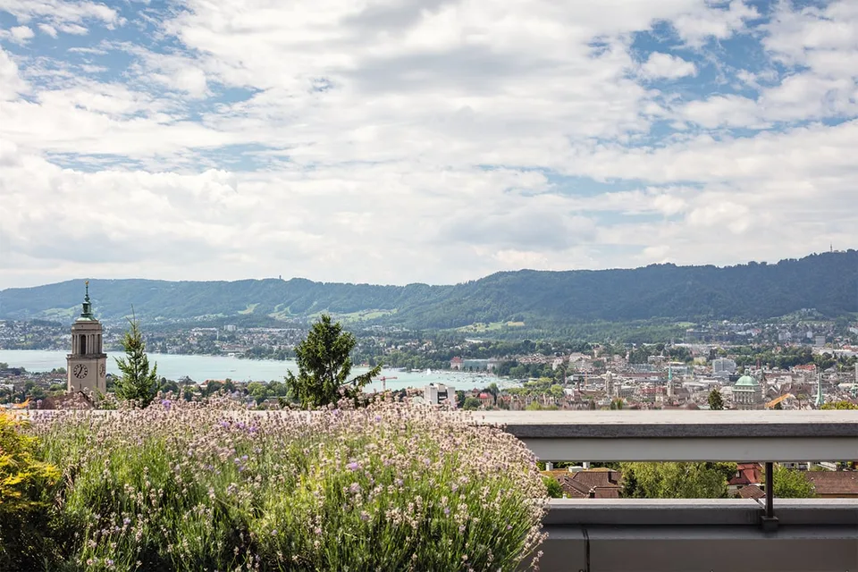 Appartement senior lumineux avec vue sur Zurich