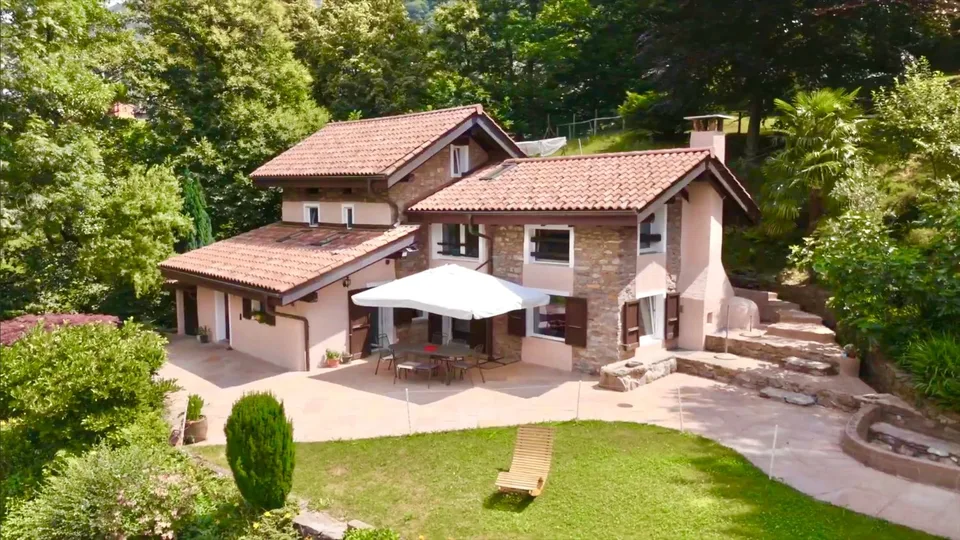 Esclusiva villa da 7.5 locali immersa nel verde con dépendance e laghetto