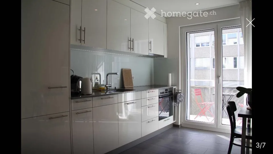 Sonnige 2.5-Zimmer-Wohnung mit Balkon im lebendigen Zürich 8004