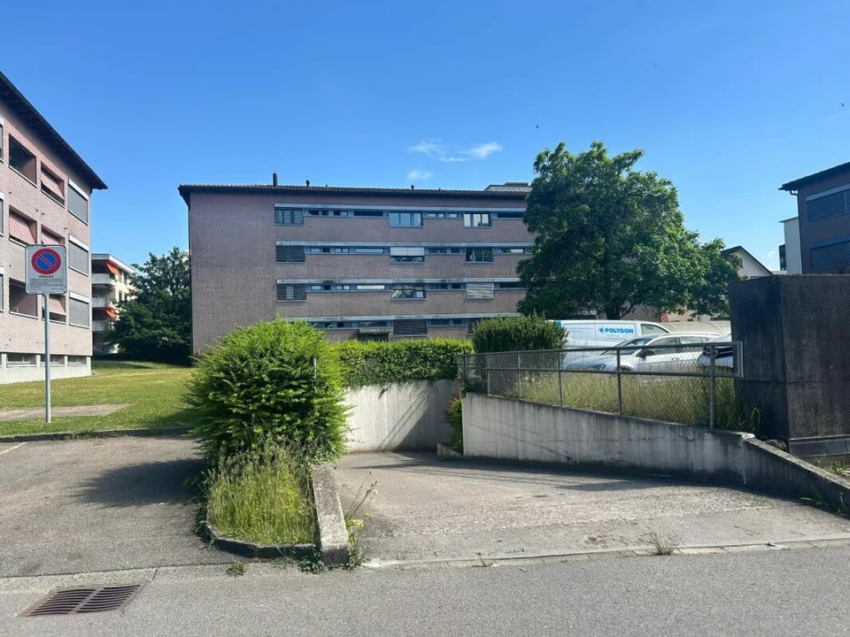 Einstellplätze und Aussenparkplätze zu vermieten