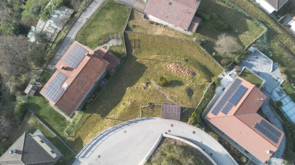 Bauland in Caneggio mit offener Aussicht auf das Tal