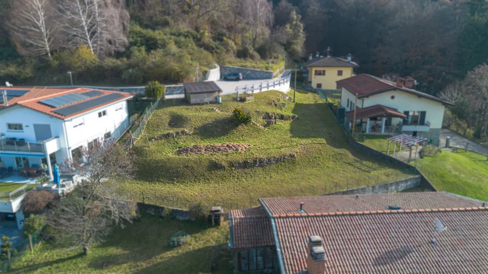 Bauland in Caneggio mit offener Aussicht auf das Tal