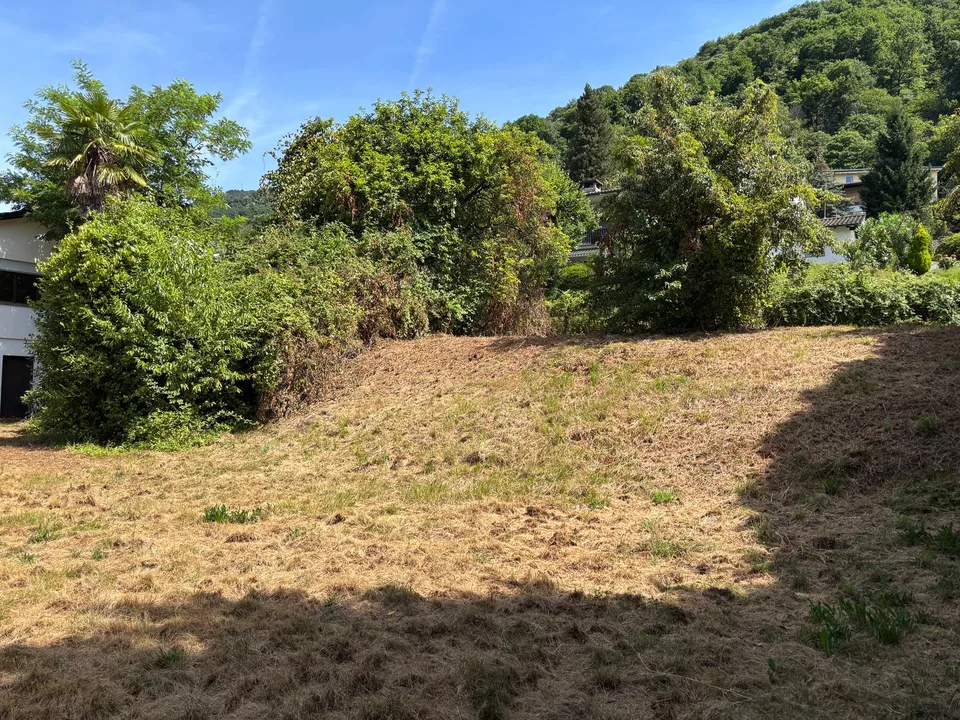 Terrain constructible avec maison dans un quartier résidentiel plat