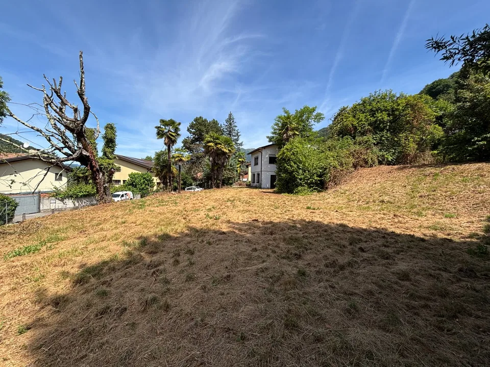 Terrain constructible avec maison dans un quartier résidentiel plat