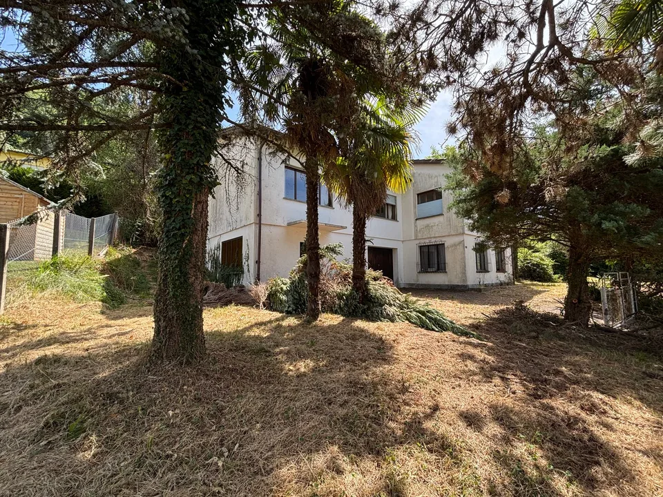 Lotto di terreno edificabile con casa in zona residenziale pianeggiante