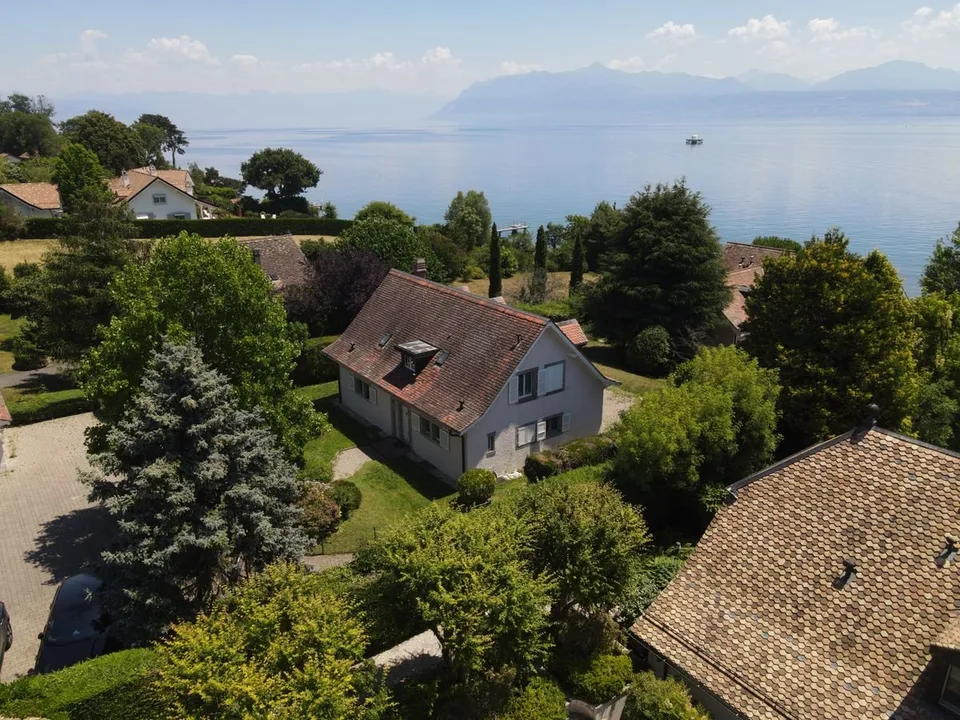 SAINT-PREX - DEUX VILLAS AU BORD DU LÉMAN, AVEC ACCÈS PRIVATIF AU LAC