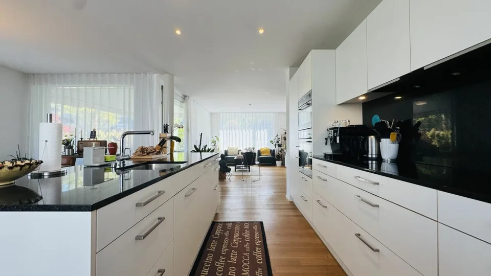 Appartamento di 4,5 locali al piano terra nuovo, 2 bagni, loggia, parte di giardino, ascensore, cantina e 1 AEHP