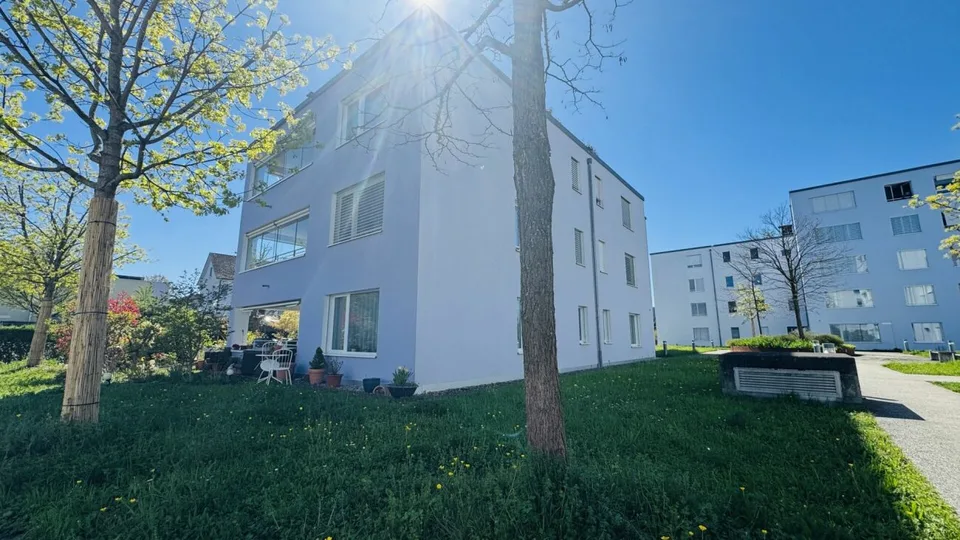 Appartamento di 4,5 locali al piano terra nuovo, 2 bagni, loggia, parte di giardino, ascensore, cantina e 1 AEHP