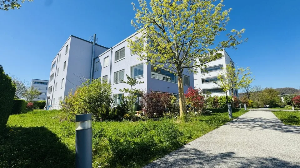 Appartamento di 4,5 locali al piano terra nuovo, 2 bagni, loggia, parte di giardino, ascensore, cantina e 1 AEHP