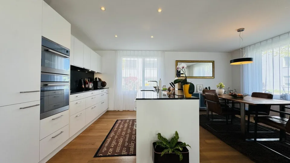 Appartamento di 4,5 locali al piano terra nuovo, 2 bagni, loggia, parte di giardino, ascensore, cantina e 1 AEHP
