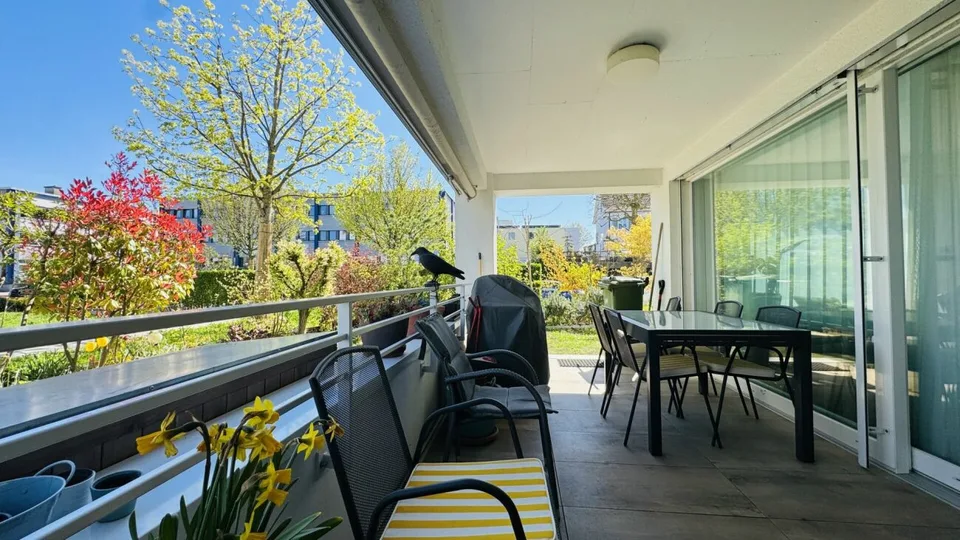 Neuwertige 4.5-Zimmer-EG Wohnung, 2 Nasszellen, Loggia, Gartenanteil, Lift, Keller und 1 AEHP