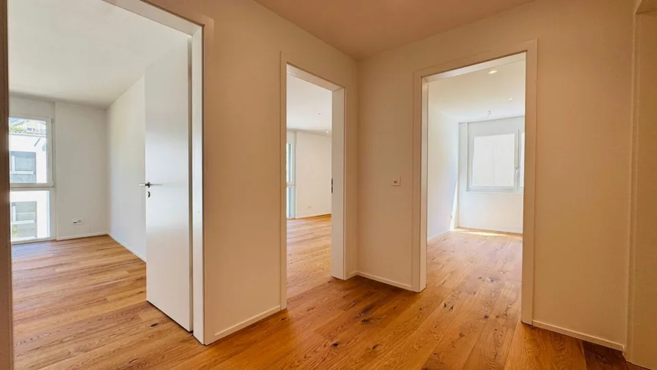 Semidoppia casa nuova a Laufen (BL) in una posizione tranquilla con infrastrutture ottimali