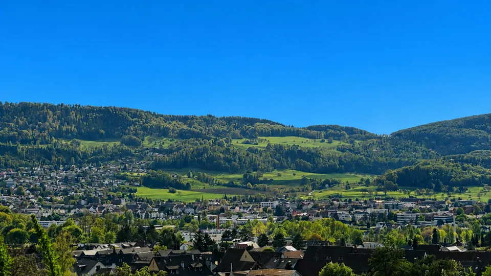 Grosszügiges EFH mit 2 Einliegerwohnungen, Parkplätzen, Weitsicht & Garten in Toplage