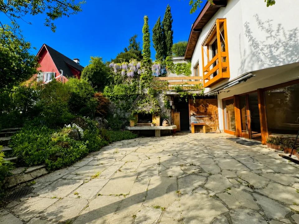 Grosszügiges EFH mit 2 Einliegerwohnungen, Parkplätzen, Weitsicht & Garten in Toplage