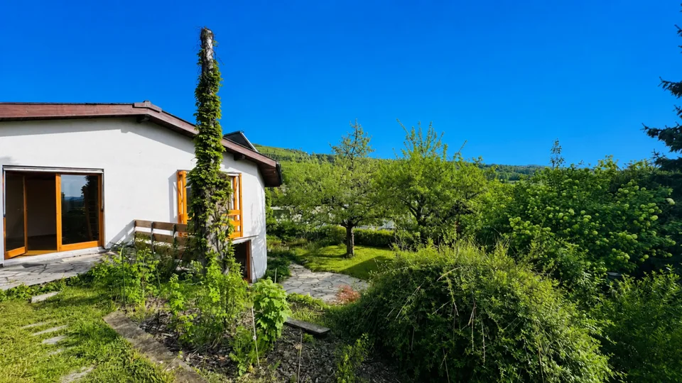 Grosszügiges EFH mit 2 Einliegerwohnungen, Parkplätzen, Weitsicht & Garten in Toplage