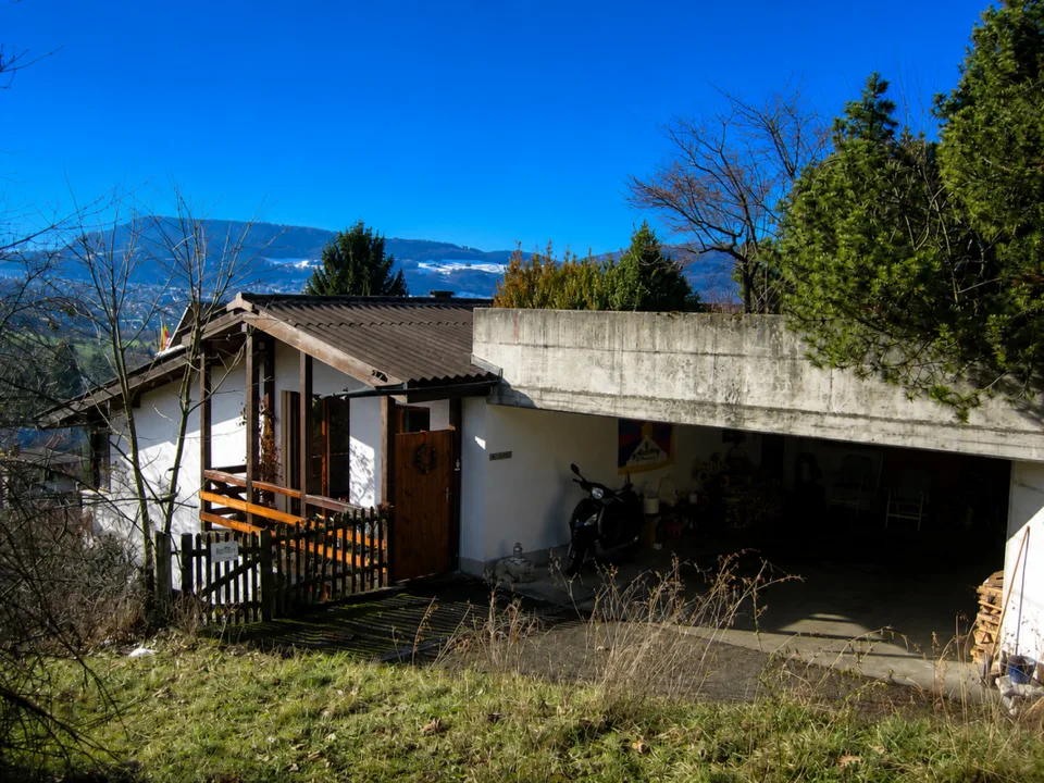 Grosszügiges EFH mit 2 Einliegerwohnungen, Parkplätzen, Weitsicht & Garten in Toplage
