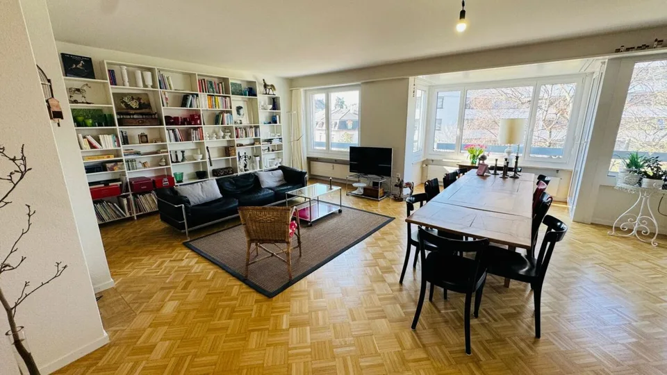 Komplett sanierte 3.5-Zimmerwohnung mit 2 Bädern, 2 Balkonen und 1 Tiefgaragenplatz