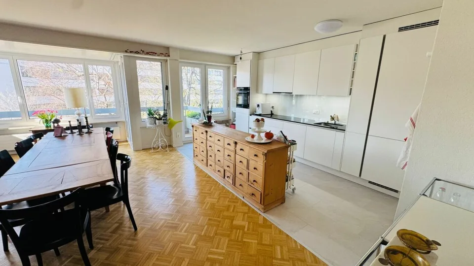 Komplett sanierte 3.5-Zimmerwohnung mit 2 Bädern, 2 Balkonen und 1 Tiefgaragenplatz