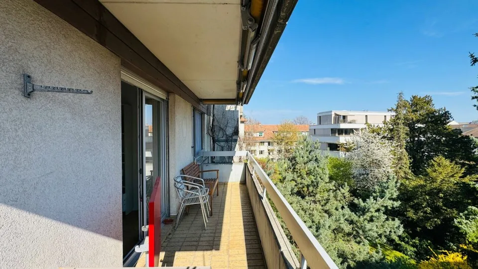 Komplett sanierte 3.5-Zimmerwohnung mit 2 Bädern, 2 Balkonen und 1 Tiefgaragenplatz