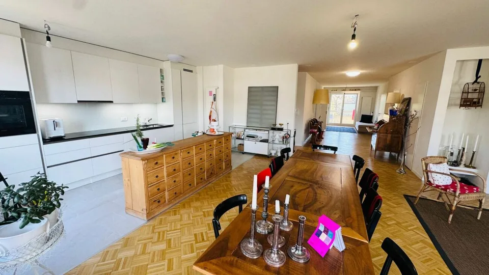 Komplett sanierte 3.5-Zimmerwohnung mit 2 Bädern, 2 Balkonen und 1 Tiefgaragenplatz