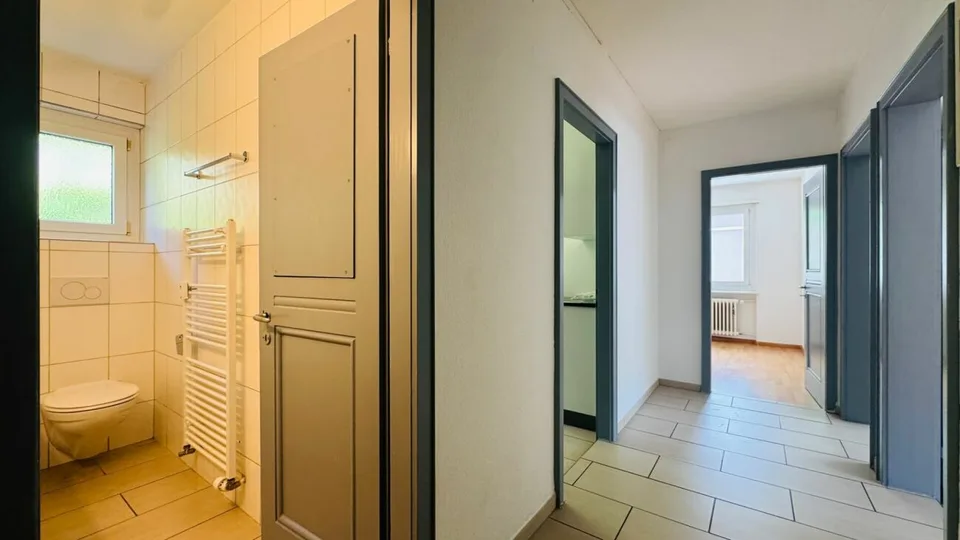 Appartement 3 pièces lumineux avec belle vue dans un quartier calme à Waldenburg – photo 9 sur 9