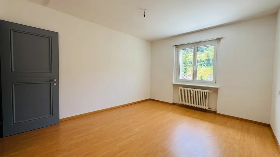 Appartement 3 pièces lumineux avec belle vue dans un quartier calme à Waldenburg – photo 7 sur 9