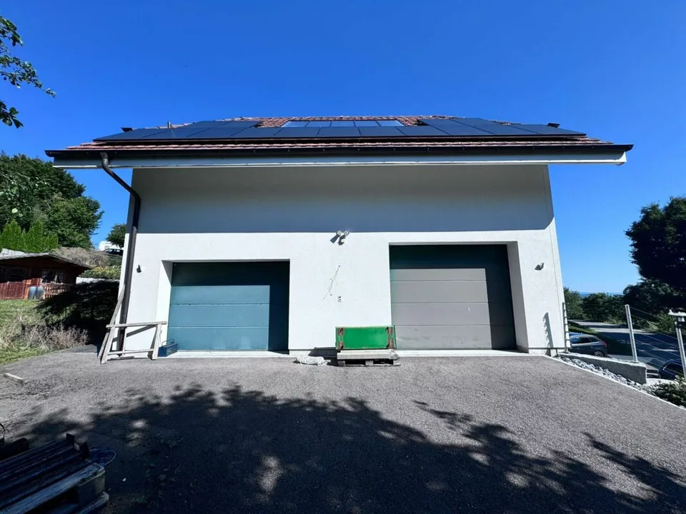 Grosses, neuwertiges 6.5-Zi. EFH, 6 Garagenplätze + 4 Parkplätze, Koi-Teich, Kinozimmer, 3 Nasszellen, traumhafte Lage, nur 10 Min. von Bubendorf